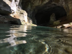 Zespół badawczy zszedł w głąb jaskini. 100 metrów pod ziemią odnaleźli tajemnicze jezioro