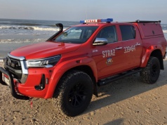 Toyota Hilux Arctic Truck zaparkowała w garażu OSP Osieki