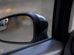 Całe życie źle ustawiałeś lusterka. Ten sposób ratuje życie