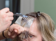 Odpuść platynę. Ekspertka ogłasza. Zima 2026 to czas na "fawn blonde"