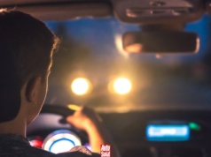 Jak prawidłowo używać świateł w samochodzie? Oto najczęstsze błędy kierowców