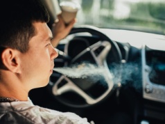 Czy można palić w samochodzie? Sprawdziliśmy przepisy w Europie