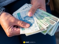 348,22 zł dodatku dla 75-latków. Pieniądze trafią na konta do piątku