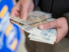 Banki radzą, żeby wypłacać gotówkę. To dotyczy także Polski