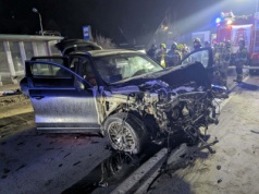 Czołowe zderzenie Porsche z Fordem. Nie żyje jedna osoba. Droga zablokowana