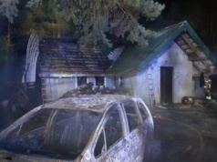 Groźny pożar w Tomawie. Spłonął garaż, dwa samochody i część domu