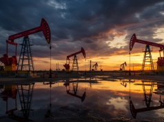 Nadpodaż ropy i LNG sprzyja spadkom cen