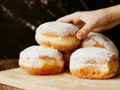 Prosty przepis na pączki z airfryera. Są puszyste jak chmurka i obłędnie smakują