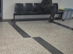 Bezdomni koczują w centrum przesiadkowym