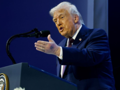 Cały świat zwrócił uwagę na ręce Trumpa. Prezydent USA tłumaczy, co się dzieje