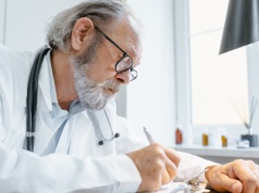 Obligatoryjny KSeF od 1 lutego 2026 dla lekarzy? Resort finansów wyjaśnia zasady