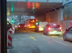 Zamieszanie po zmianach pod wiaduktami. Autobus jedzie pod prąd, kierowcy ignorują zakazy, a piesi chodzą na skróty