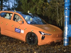 Nowy SUV Volvo uderzył w słup imitujący drzewo. „Przednia szyba nawet nie pękła”