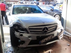 Mercedesem wjechała w witrynę sklepu. Pomyliła biegi w automacie