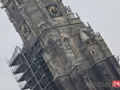 Znikają kolejne rusztowania i odsłaniają efekty renowacji wieży świdnickiej katedry