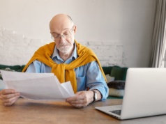 Seniorzy zmieniają priorytety finansowe. Na co chcą wydawać więcej, a na co mniej