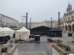 Ruszyła budowa sceny na Rynku Głównym. W niedzielę muzyczne wydarzenie