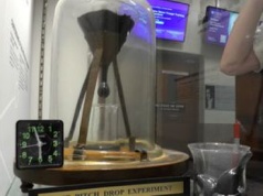 Najdłuższy eksperyment świata. Naukowcy czekają na kolejną kroplę