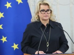 Dramatyczne sceny w pociągu. Senator pomoga uratować życie pasażera