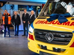 Newag przewrotnie na swoje urodziny przekazał karetkę dla niemowląt