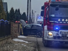 Wjechała w ogrodzenie posesji (ZDJĘCIA)