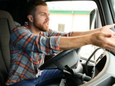 Od 28 stycznia 2026 kierowcy zapłacą więcej. Teraz ukarzą też za „zbyt ostrożną” jazdę