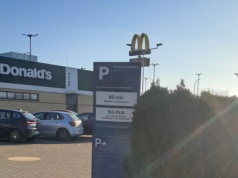 Kosztowne wezwania za parkowanie pod McDonald's. UOKiK bada sprawę parkingów