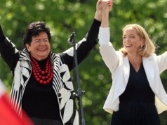 Trzaskowska wystawiła czerwone korale na aukcję WOŚP. Co na to Senyszyn? Powiedziała wprost