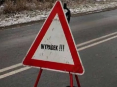 Czołowe zderzenie samochodów na skrzyżowaniu w Ciechanowie