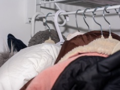 Jak powiesić długi płaszcz lub kurtkę? Oto proste rozwiązanie. "Unikasz zgnieceń"