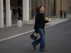 Kontrowersyjne “Skinny trousers” naprawdę wracają. W 2026 nosimy je z balerinami i krótką kurtką wzorem Paryżanek