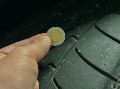 Włóż monetę w oponę. Jeśli widzisz to, mandat masz w kieszeni