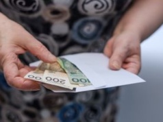 Polacy dostają pisma od ZUS. Część osób musi oddać pieniądze