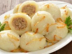 Przepis na tradycyjne pyzy z mięsem. Nikt nie prosił, każdy potrzebował