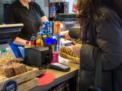 Brakuje kasjerów, ale sieci tną koszty. Co naprawdę czeka pracowników marketów w 2026 roku?