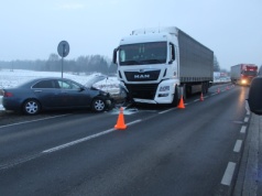 Zderzenie osobówki z ciężarówką na ul. Fabrycznej. Przyczyną zaśnięcie kierowcy