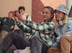 Telefon klawiszowy zamiast smartfona. Dla niektórych dzieci to wciąż powód do drwin