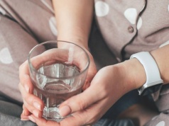 Co się dzieje z twoim ciśnieniem, kiedy wypijesz szklankę wody? Wyjaśniamy