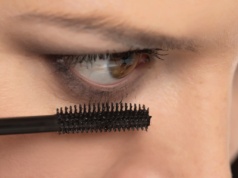 Dlaczego tusz odbija się na powiece? Pewnie popełniłaś ten sam błąd co tysiące kobiet