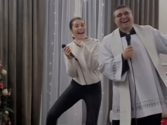 Duchowny dał się namówić młodej parafiance podczas kolędy. Wideo niesie się po sieci