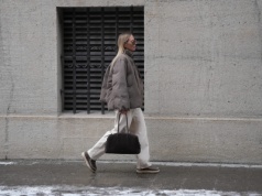 „Powder Grey Corduroy” – sztruksy w tym kolorze to najmodniejsze spodnie sezonu. Tak noszą je dziewczyny z Berlina