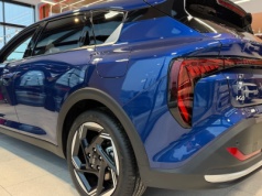 Kia za 107 490 zł jest dłuższa od Dustera, a za 115 490 zł od Bigstera. Oglądających dziwi, ile miejsca oferuje ten kompakt