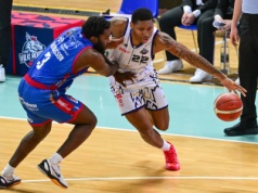 King zbudował sobie twierdzę. Jest w niej niemal bezbłędny