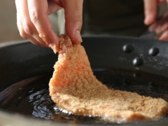 Zapomnij o zwykłej bułce tartej. Tak panierowane schabowe są nie do pobicia