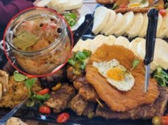 Kto i dlaczego zamyka serdelki w słoiku? Tutaj zjesz jak u sąsiadów na południu Polski