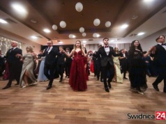 Polonez na niezapomnianej studniówce świdnickiego „Kasprowicza”