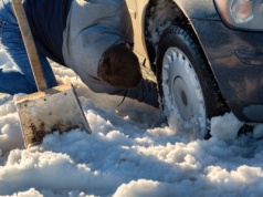 Zakopałeś auto w śniegu? Spokojnie, metod na wyjechanie jest kilka