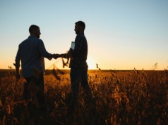 Przekazanie gospodarstwa krok po kroku. Plusy i minusy każdej opcji