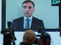 "Proszę na nią uważać — zatruwa duszę i plącze umysł". Kilka rad dla azylanta Ziobry