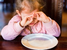 Dzieci grzebią w talerzach, jak w wykopaliskach. "Je tylko frytki i pomidorówkę. Kotlet jej śmierdzi"